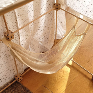 Soft toy hammock contents showing cotton-blend mesh net and metal wall hooks, 1001 Cabanes Hamac à Doudous bedroom storage solution ready for adult installation