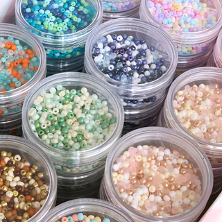 Perline acriliche colorate per creare braccialetti per bambini in una confezione compatta; ricarica economica di La Petite Épicerie per progetti di gioielleria