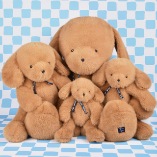 Famille de peluches Sowen Dog présentant les trois tailles 40 cm, 50 cm et 80 cm côte à côte en caramel salé, chiens Maïlou Tradition en coton biologique faits main pour comparer les tailles.