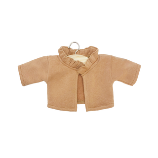 Cardigan pour poupée Gordis de 34 cm en coton tricoté couleur caramel avec fermeture à boutons, Minikane Claudia, vêtement confortable à superposer, indispensable dans la garde-robe des poupées pour les enfants de 3 ans et plus, fabriqué à la main en France.