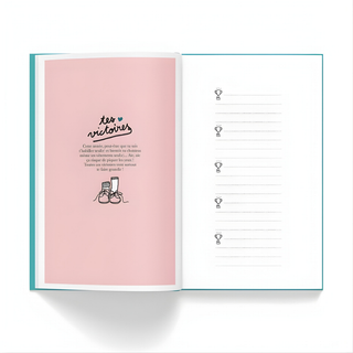 Journal souvenir d'enfance ouvert, présentant des pages pour noter des histoires et ses coups de cœur en français ; livre de souvenirs de Minus Éditions destiné aux familles bilingues, à chérir toute une vie