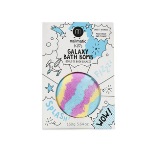 Bombe de bain Galaxy pour enfants, multicolore avec des effets violets, bleus et scintillants, formule douce et respectueuse de la peau Nailmatic, cadeau de bain pour les enfants de 3 ans et plus passionnés par l'espace, fabriqué en France.