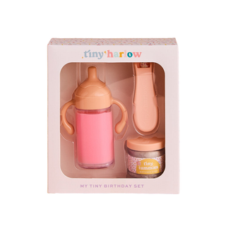 Ensemble d'anniversaire « Tiny Harlow My Tiny » dans un coffret cadeau comprenant un gobelet à bec « Strawberry Milk Magic », un pot de nourriture « Tiny Tummies » en forme de gâteau d'anniversaire et une cuillère pour poupées