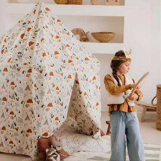 Une famille construit un fort intérieur à plusieurs pièces avec le kit « 1001 Cabanes Castor » de 111 pièces : un réseau de cabanes à clipser en bois de hêtre avec des parois en tissu, qui stimule l'ingéniosité et le jeu en groupe