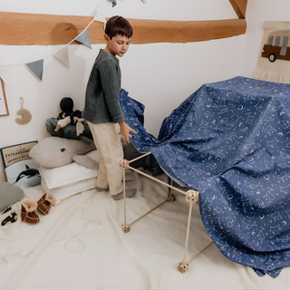 Grande forte celeste da interno realizzato con il kit da 72 pezzi "1001 Cabanes Écureuil Starry Night"; le pareti in tessuto illuminato dalle stelle creano uno spazio di gioco suggestivo, perfetto per raccontare storie e vivere avventure di gruppo