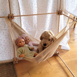 Hamac à doudous à fixer dans un coin, pour ranger une collection de peluches dans une chambre d'enfant ; le « Hamac à Doudous » de 1001 Cabanes permet de garder la chambre bien rangée tout en laissant les jouets bien visibles et à portée de main