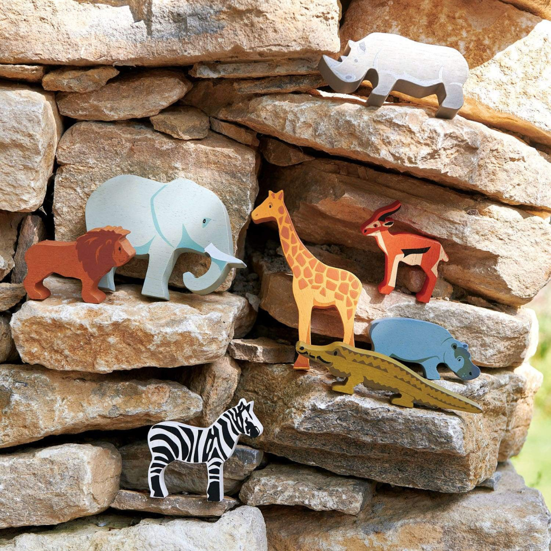 8 Safari Wooden Animals & Shelf