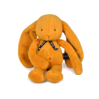 Peluche lapin en coton biologique pour bébés, 37 cm, couleur jaune safran, Maïlou Tradition Méloé, certifiée GOTS, rembourrage recyclé, fabriquée à la main en Bretagne, France, cadeau pour nouveau-né.