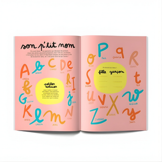 Livre d'activités pour les grands frères et grandes sœurs, ouvert sur des pages illustrées consacrées à l'arrivée d'un nouveau-né ; un livre-souvenir de Minus Éditions destiné à aider les enfants francophones et bilingues à se réjouir de leur nouveau rôle