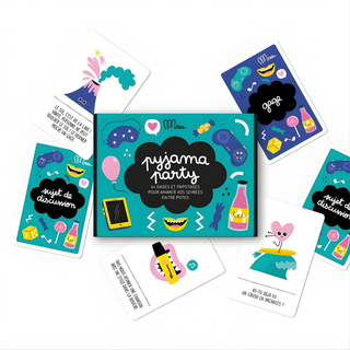 Sleepover party cards open showing fun secrets and friendship prompts in French, Minus Éditions Pyjama Party set creating unforgettable soirée pyjama nights for French-speaking kids